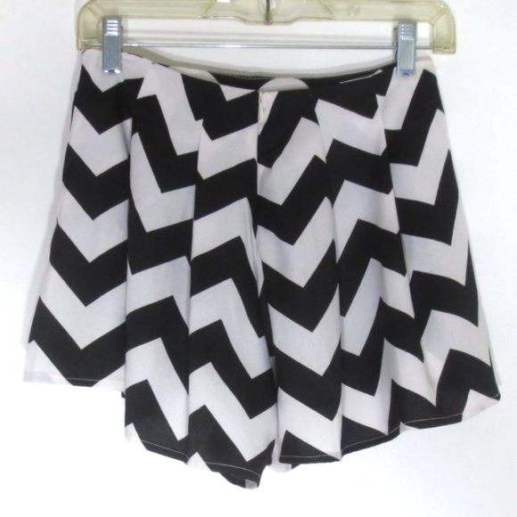 New Moxeay Shorts Ultra High Rise Black White Chevron Print Flowy Skort Size S - Picture 3 of 10